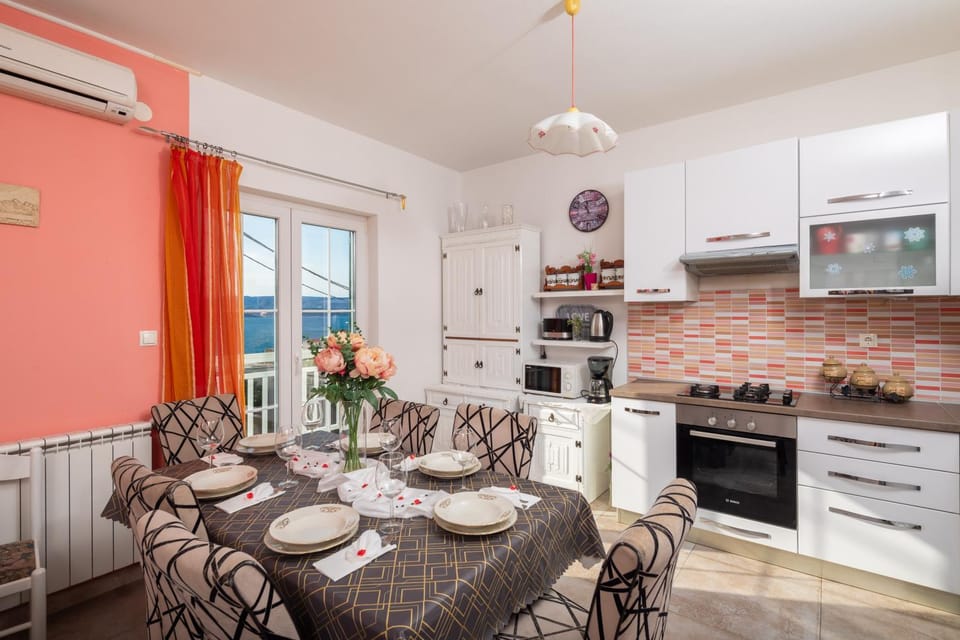 Dining area, minibar, pet friendly, stove, kitchen, air conditioner