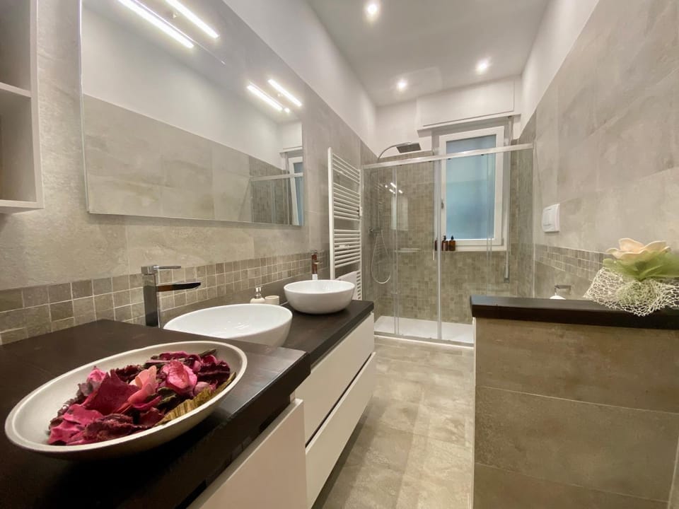 Shower, Toilet, Bathroom, towels