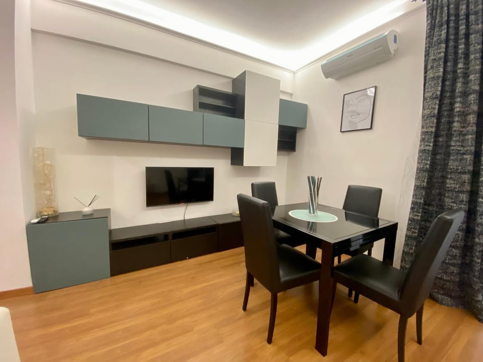 TV and multimedia, Living room, Seating area, Dining area, Evening entertainment