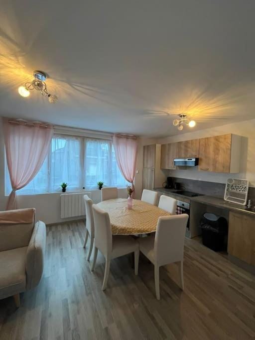 Kitchen or kitchenette, Dining area, minibar, pet friendly, stove
