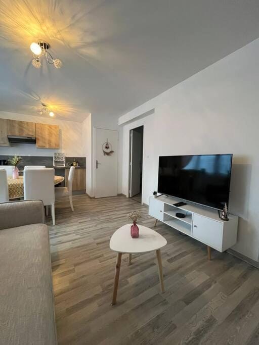 TV and multimedia, Kitchen or kitchenette, Living room, Seating area, Dining area