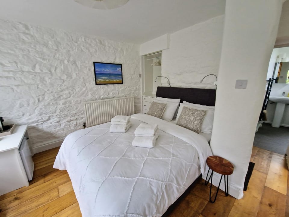 Property building, Bed, Bedroom