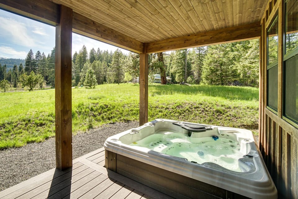 Cozy Cabin Nestled at the Base of Tamarack Resort! Cabin in Valley County