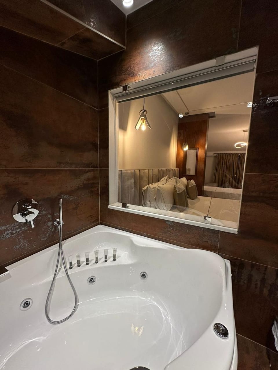 Property building, Restaurant/places to eat, Bed, Bedroom, Breakfast