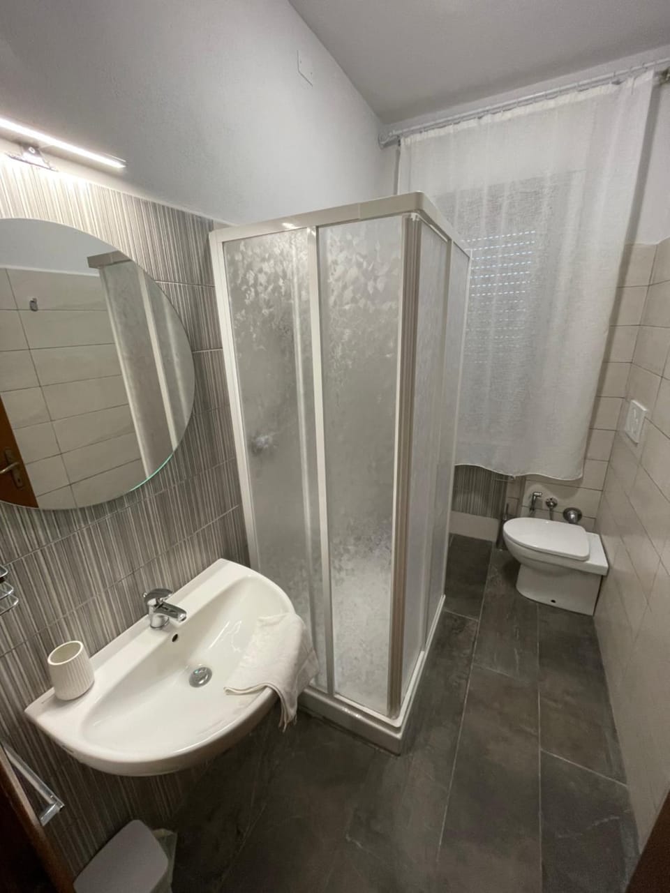 Shower, Toilet, Bathroom, bidet, towels