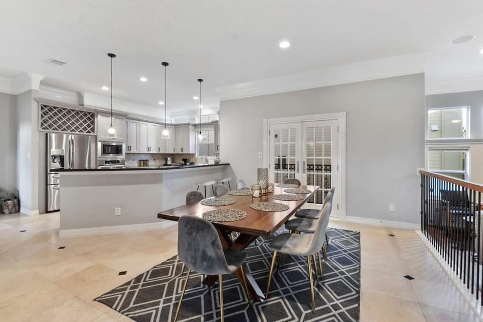 Kitchen or kitchenette, Living room, Seating area, Dining area