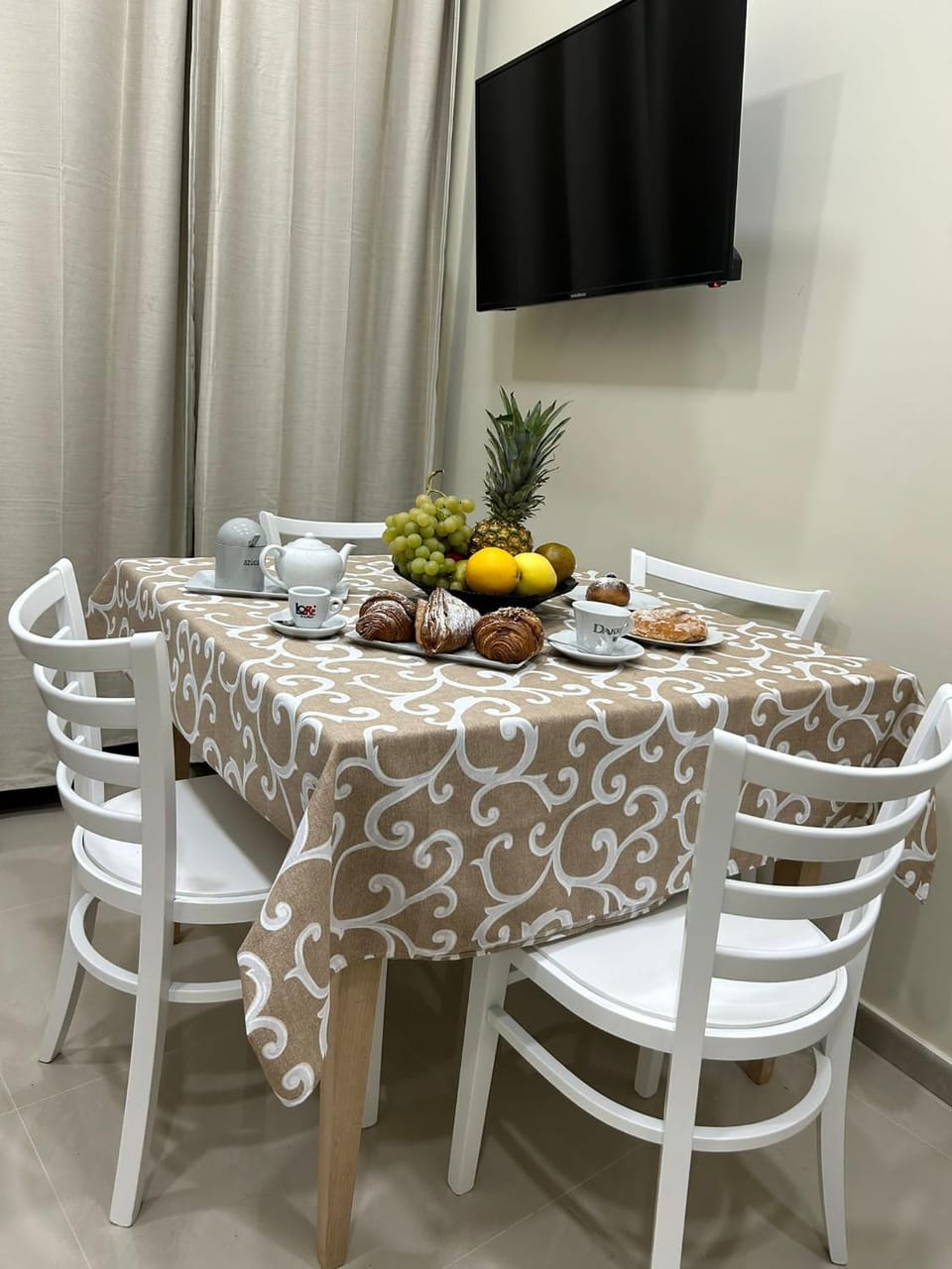 TV and multimedia, Food and drinks, Dining area, Food