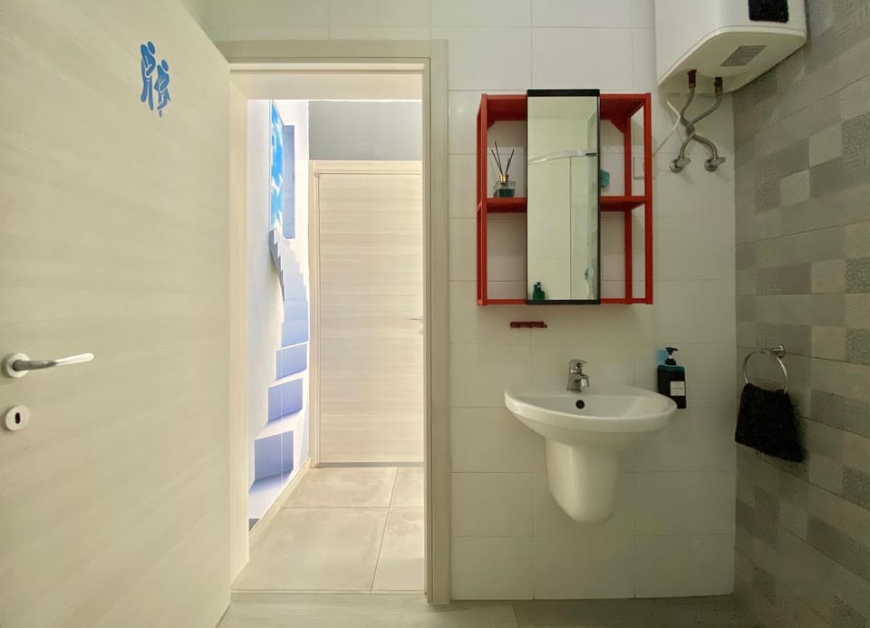Toilet, Property building, Bathroom, Decorative detail, Bedroom, hair dresser, towels
