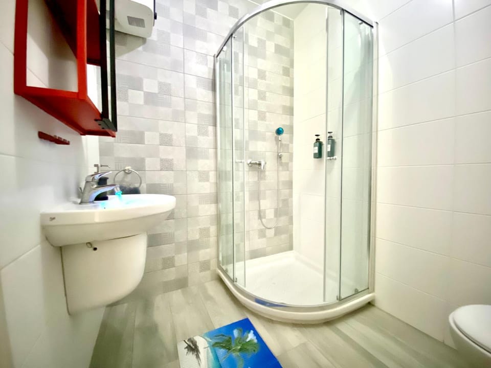 Shower, Toilet, Property building, Bathroom, Decorative detail, Bedroom, hair dresser, towels