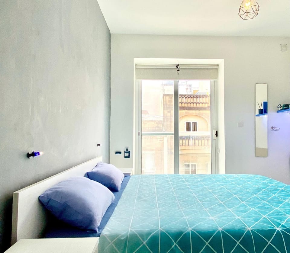 Property building, Bed, Balcony/Terrace, Decorative detail, Bedroom, hair dresser, hair dryier