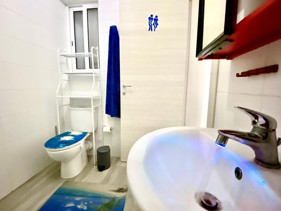 Toilet, Property building, Bathroom, Decorative detail, Bedroom, hair dresser, towels