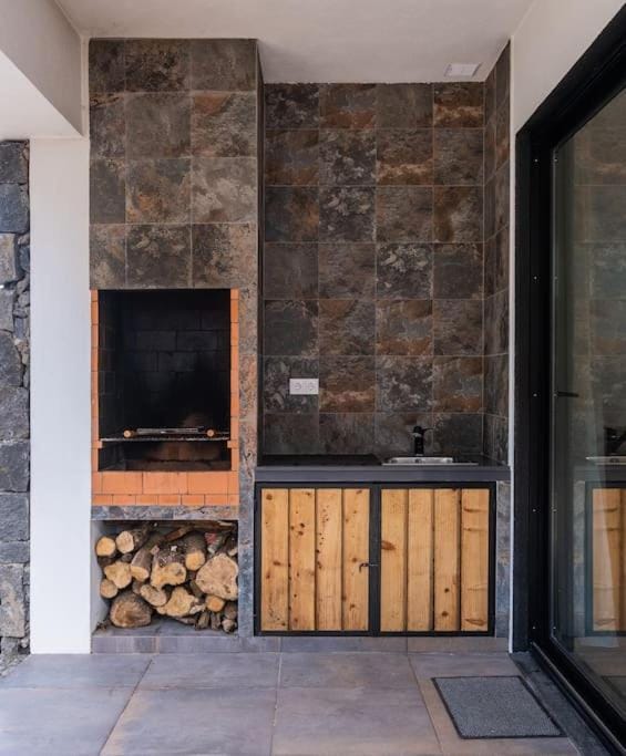 Lotus House - Heated Pool & Jacuzzi near the Beach House in Azores District