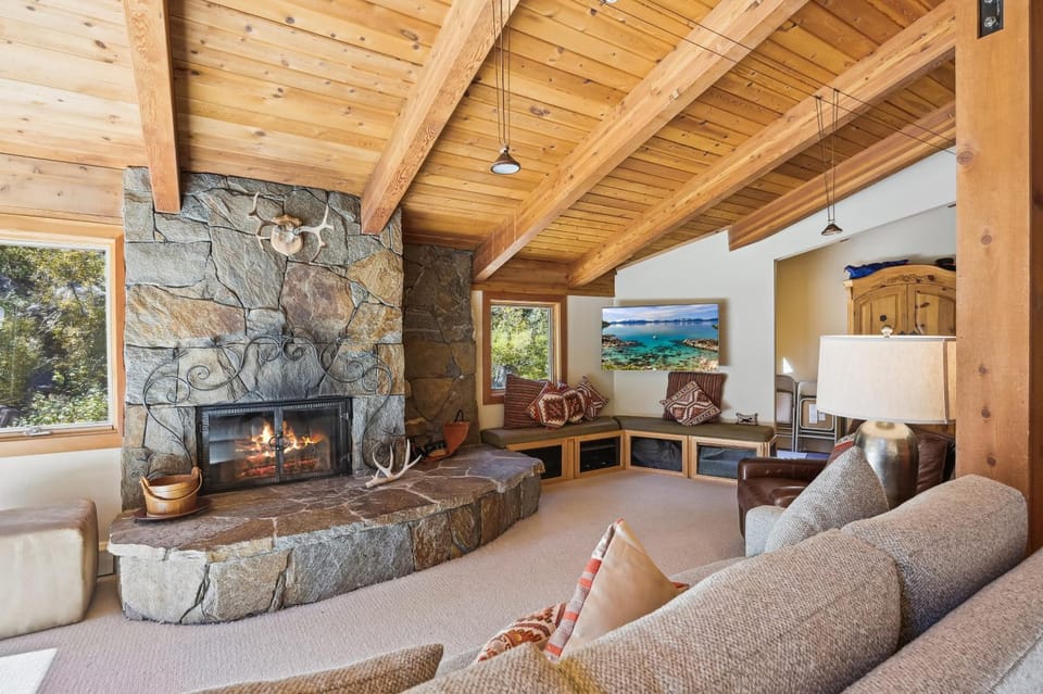Alpine Adventure- Shuttle to Ski Lifts- Hot Tub- Pet Friendly House in Sierra Nevada