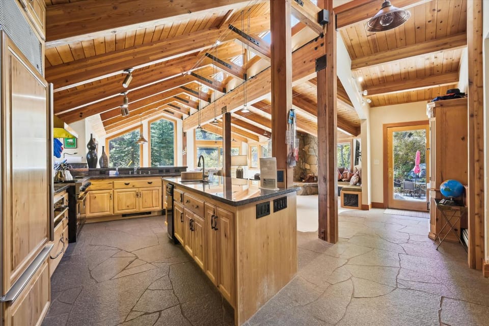 Alpine Adventure- Shuttle to Ski Lifts- Hot Tub- Pet Friendly House in Sierra Nevada