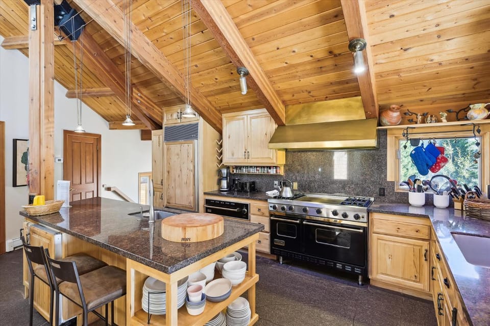 Alpine Adventure- Shuttle to Ski Lifts- Hot Tub- Pet Friendly House in Sierra Nevada