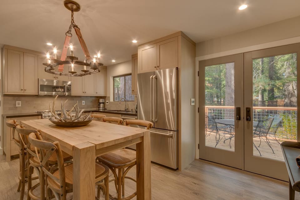 Antler House- Quiet, Charming Cabin w Cozy Fireplace, Close to Skiing Cabin in Tahoe City