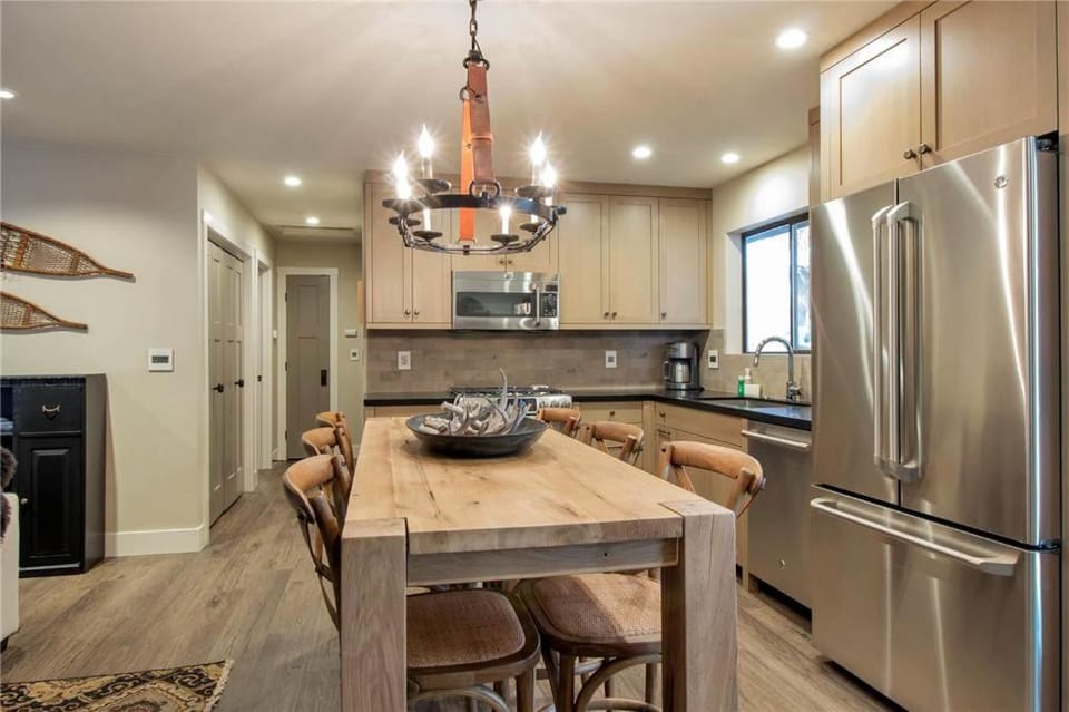Antler House- Quiet, Charming Cabin w Cozy Fireplace, Close to Skiing Cabin in Tahoe City