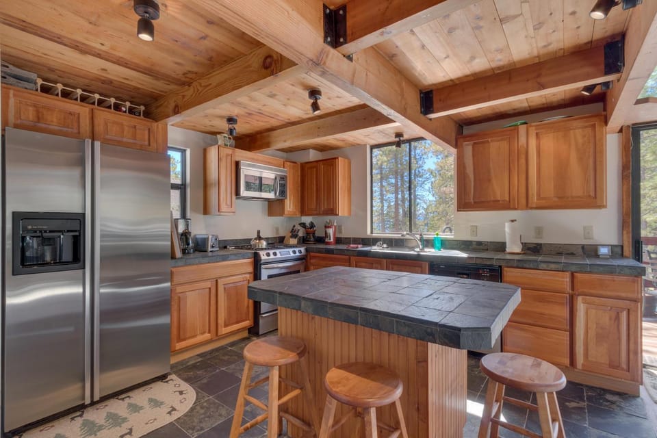 Base Camp at Dollar Point by Tahoe Getaways - Hot Tub, Large Deck, Wood Fireplace, Short Drive to Ski Resorts! House in Dollar Point