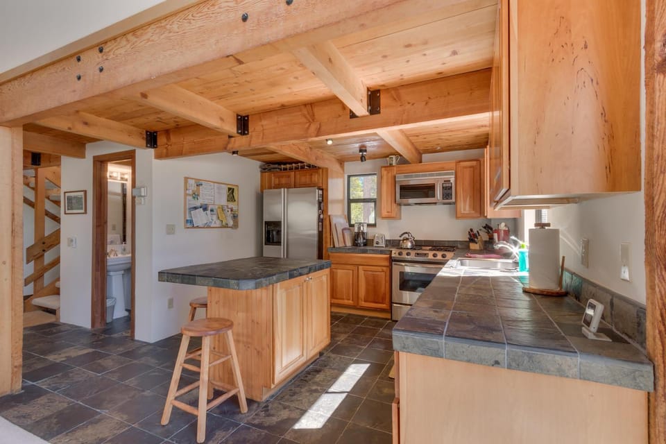 Base Camp at Dollar Point by Tahoe Getaways - Hot Tub, Large Deck, Wood Fireplace, Short Drive to Ski Resorts! House in Dollar Point