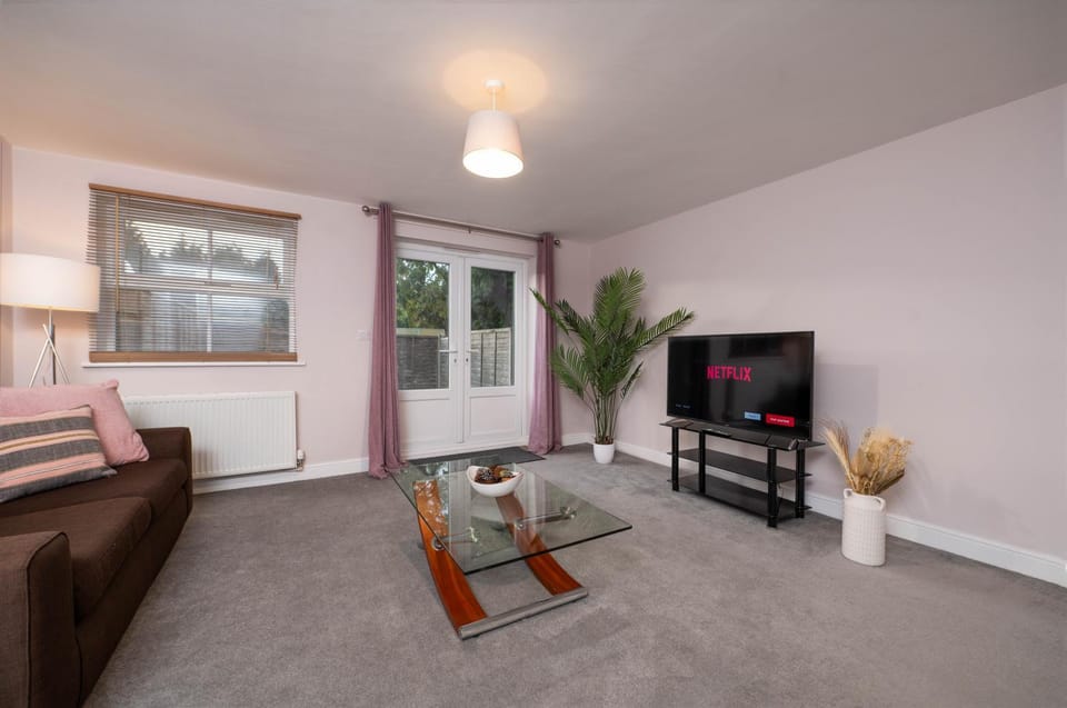 Stunning Spacious Home - Parking - Garden - Sleeps 6 House in West Lindsey District