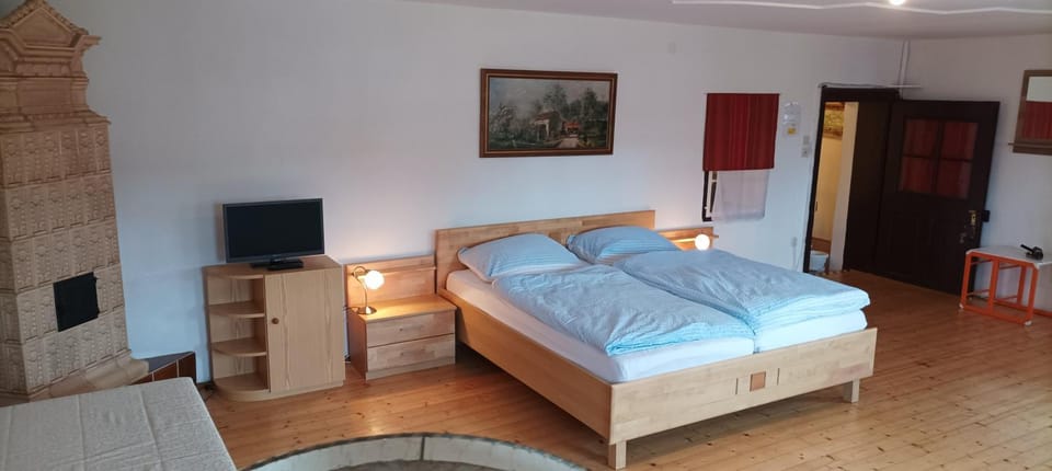 Bed, TV and multimedia, Photo of the whole room, Bedroom