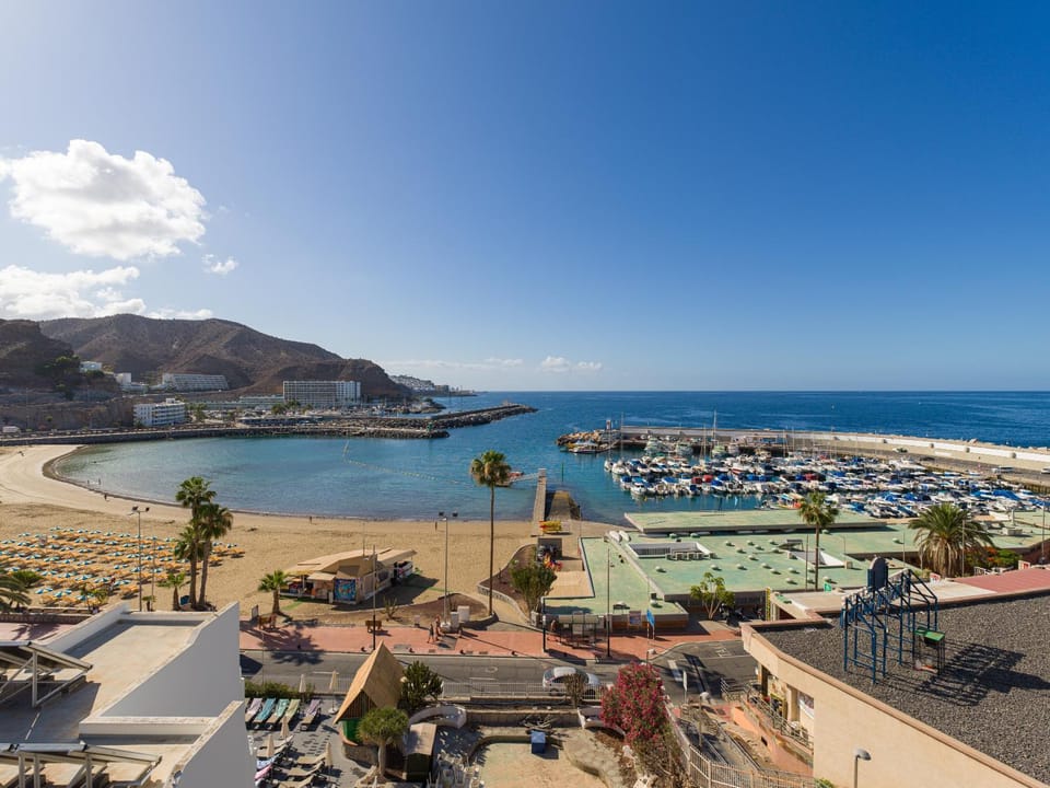 Day, Neighbourhood, Beach, City view, Mountain view, Sea view