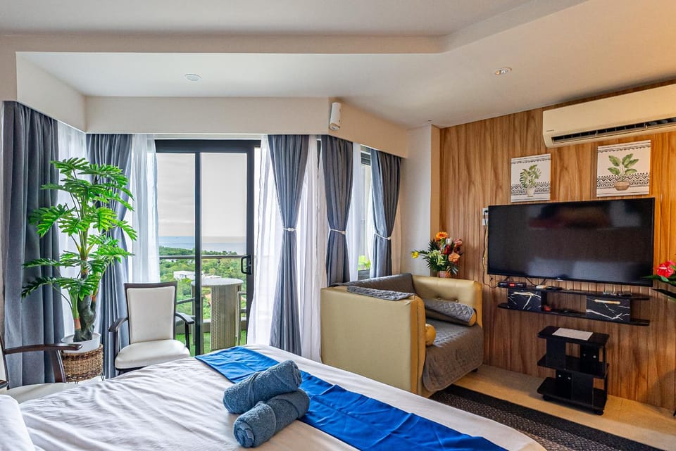 Communal lounge/ TV room, Bed, TV and multimedia, View (from property/room), View (from property/room), Seating area, Bedroom, Sea view, Sea view
