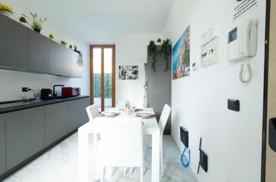 Coffee/tea facilities, Kitchen or kitchenette, Dining area, oven