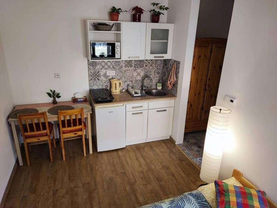 Kitchen or kitchenette, Dining area, minibar