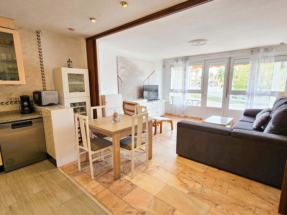 TV and multimedia, Coffee/tea facilities, Living room, Dining area, dishwasher, minibar, pet friendly, stove