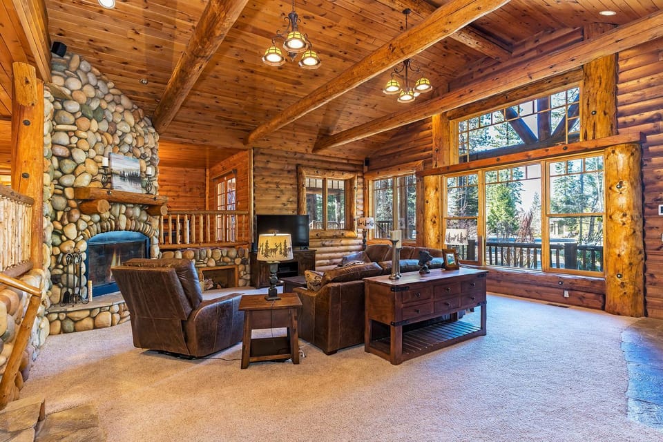 1138 Lakeshore - One-of-a-kind Lakeshore Boulevard log cabin Cabin in Incline Village