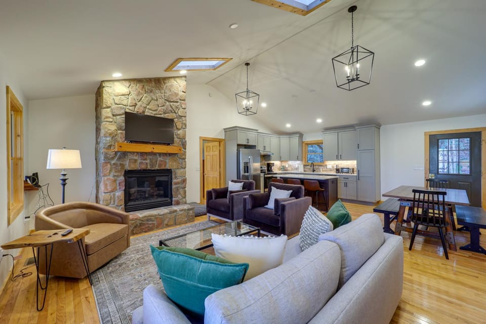 Blowing Rock Escape w/ Covered Deck & Fire Pit House in Watauga