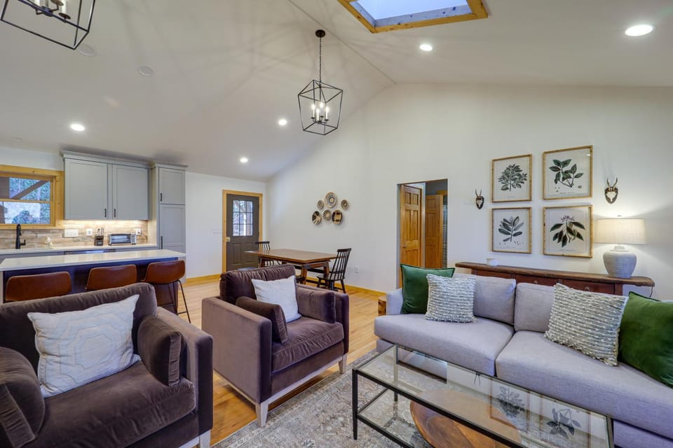 Blowing Rock Escape w/ Covered Deck & Fire Pit House in Watauga