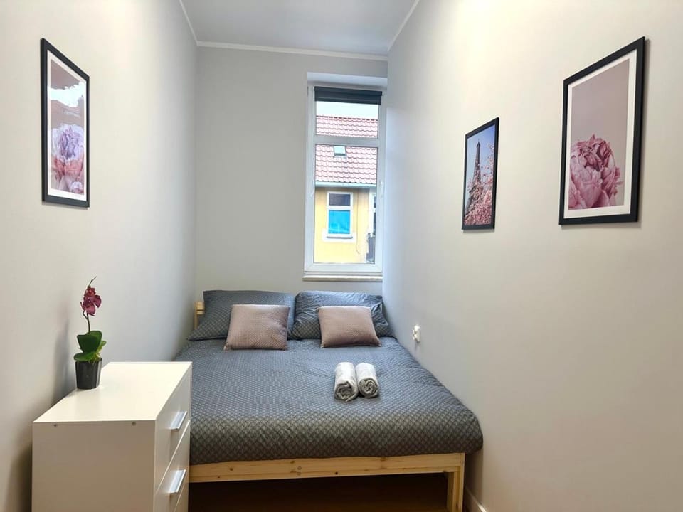 Bed, Photo of the whole room, towels