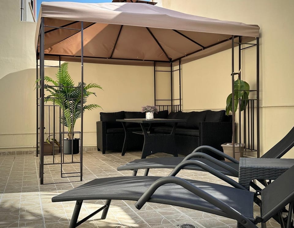 Balcony/Terrace, sunbed