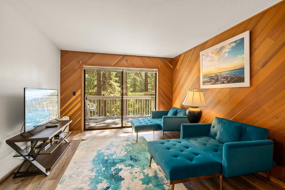 1 Sky Lake - walk to town House in Incline Village