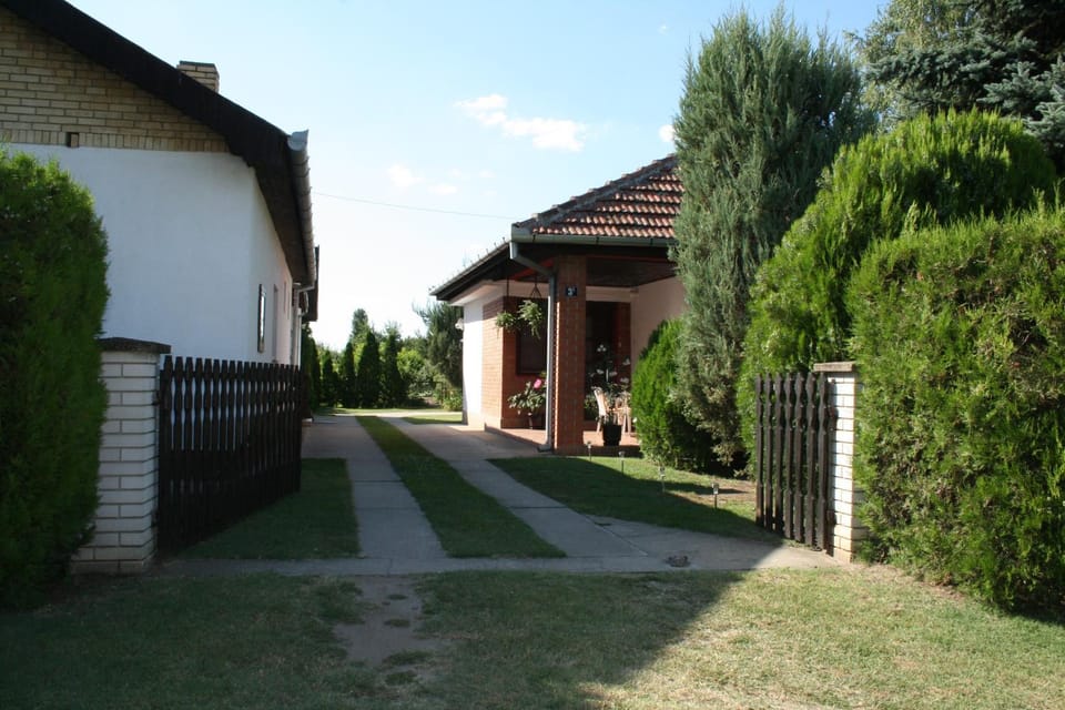 Sobe Rooms Szobák Zimmer KIS Apartment in Vojvodina