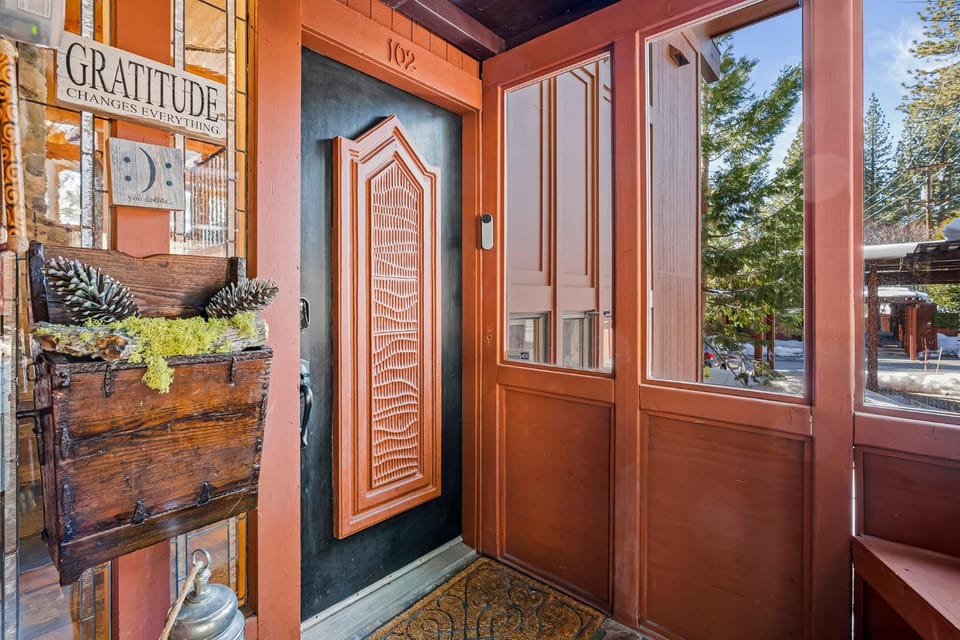 Magnificent 2-bedroom, 2-bath lakefront complex House in Incline Village