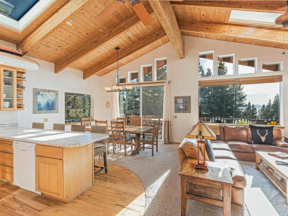 Fantastic Lakeview house with large decks! House in Incline Village