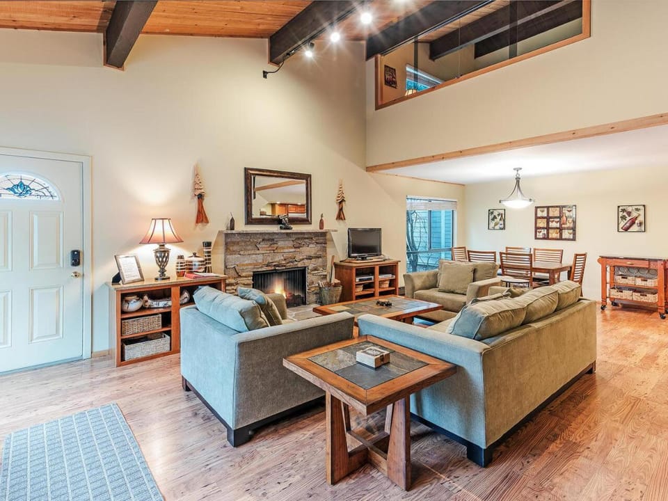 168 Forest Pines - walk to Lakeshore Blvd community pool and hot tub House in Incline Village