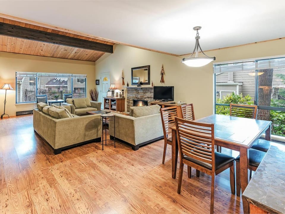 168 Forest Pines - walk to Lakeshore Blvd community pool and hot tub House in Incline Village