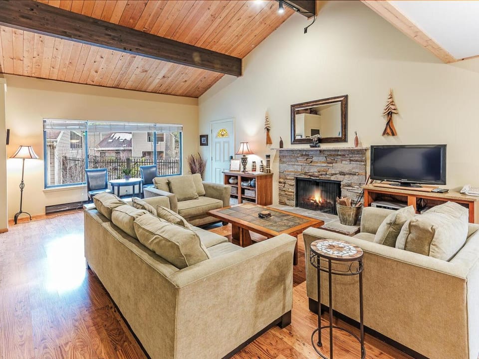 168 Forest Pines - walk to Lakeshore Blvd community pool and hot tub House in Incline Village