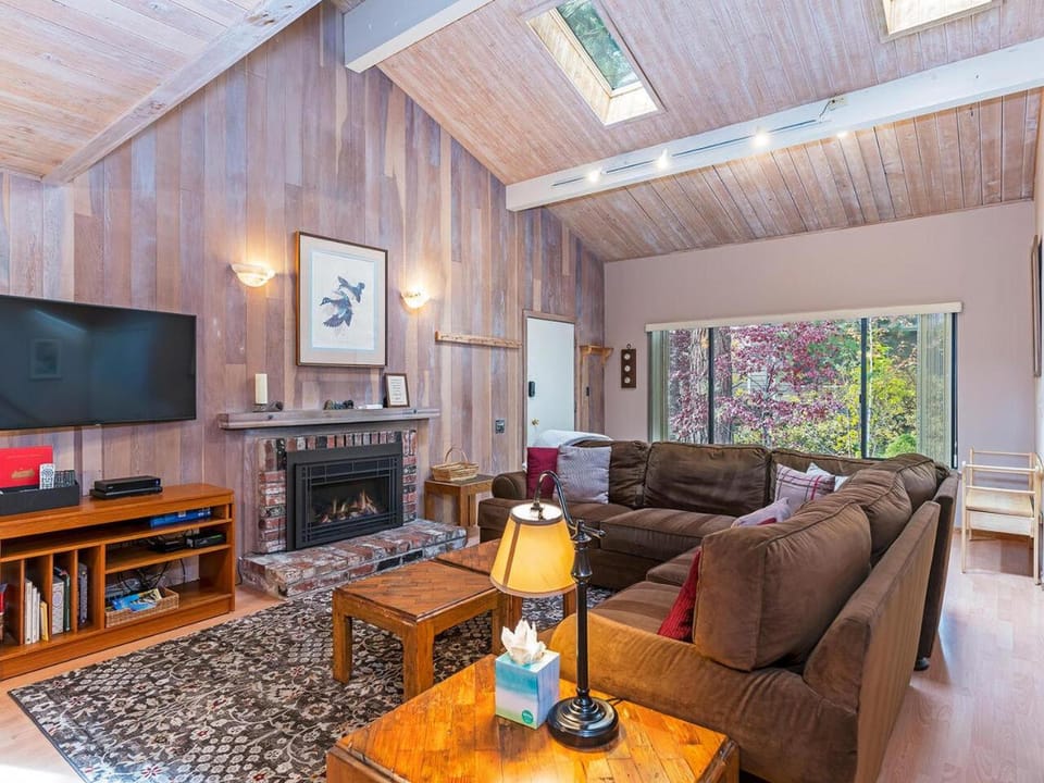 214 Forest Pines Nicely Decorated 4 Bedroom Condo House in Incline Village