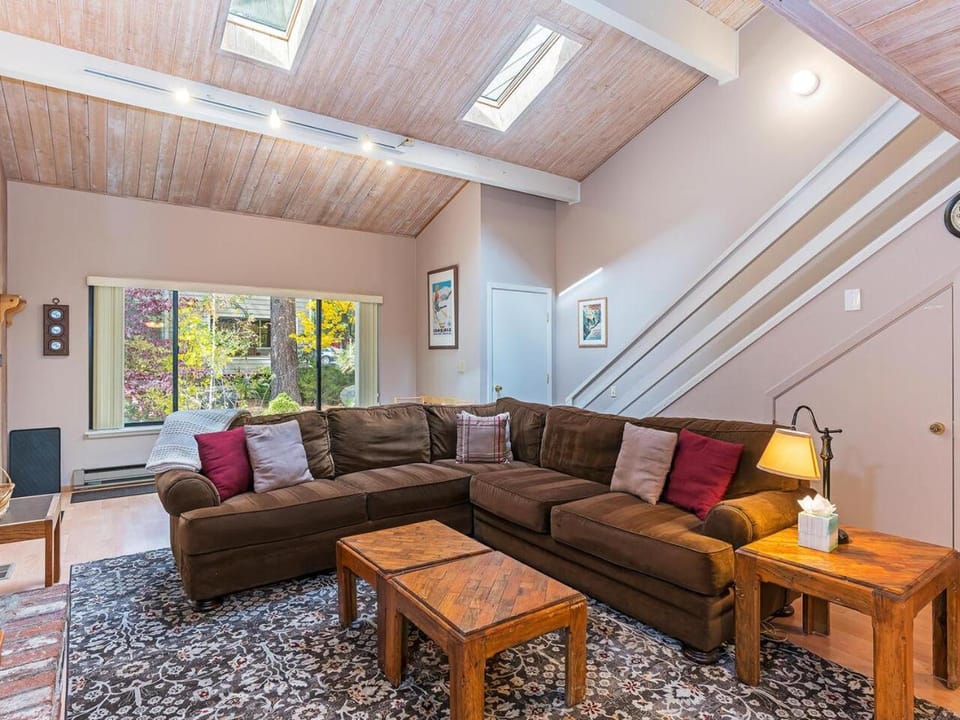 214 Forest Pines Nicely Decorated 4 Bedroom Condo House in Incline Village