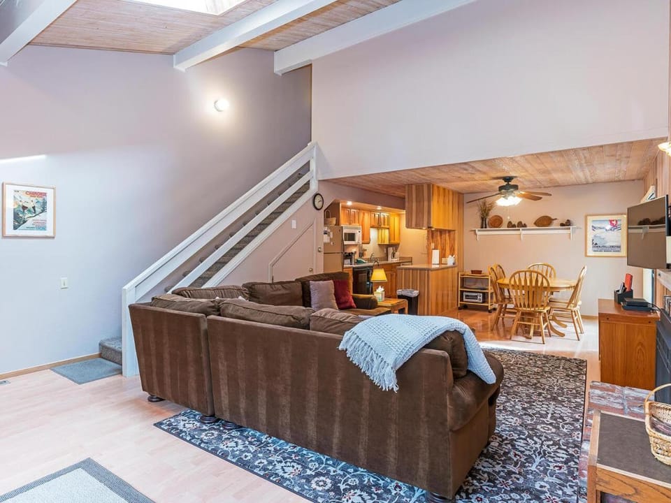 214 Forest Pines Nicely Decorated 4 Bedroom Condo House in Incline Village