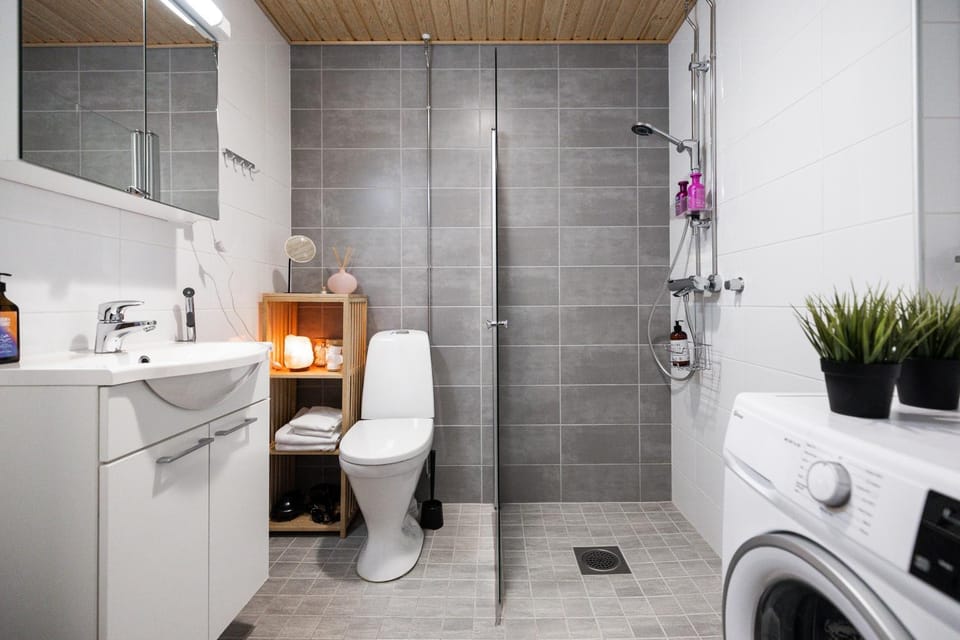 Shower, Toilet, Bathroom, towels, washing machine