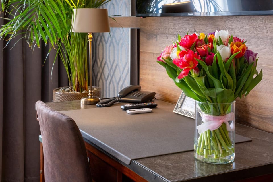 furniture, room service