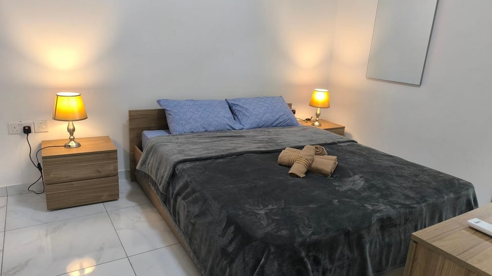 Photo of the whole room, Bedroom