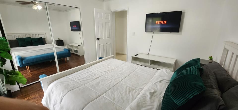 Perfect Location! Queen Room Near Malls, Dining & Stores! Vacation rental in Tamarac