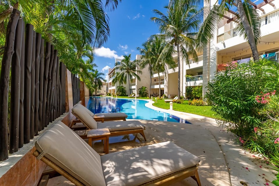Property building, Patio, Day, Garden, Garden view, Pool view, Swimming pool, sunbed